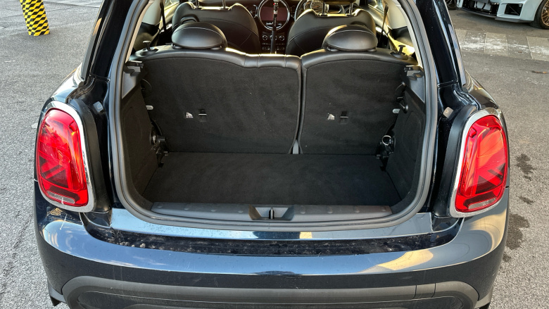 MINI Hatchback 1.5 Cooper Classic 3dr Auto [Comfort/Nav Pack] Petrol Hatchback